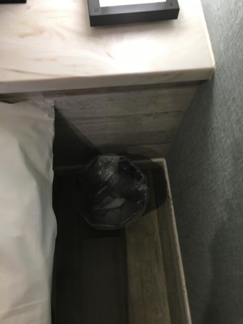 HOTEL Bless（ブレス)(新宿区/ラブホテル)の写真『202号室　ベッドサイドのゴミ箱』by ちげ