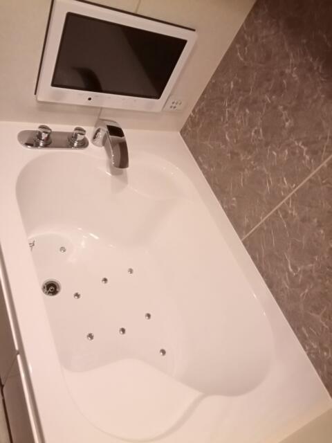 555MOTEL GOTEMBA(御殿場市/ラブホテル)の写真『27号室、浴槽です。(22,3)』by キジ