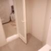 555MOTEL GOTEMBA(御殿場市/ラブホテル)の写真『27号室、浴室洗い場。(22,3)』by キジ
