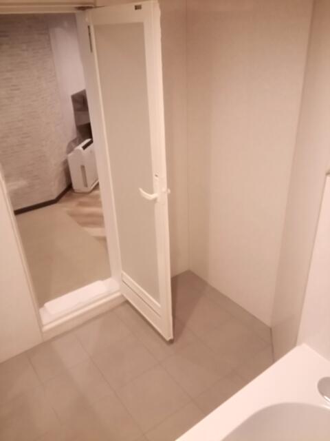555MOTEL GOTEMBA(御殿場市/ラブホテル)の写真『27号室、浴室洗い場。(22,3)』by キジ