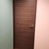 555MOTEL GOTEMBA(御殿場市/ラブホテル)の写真『27号室、玄関内ドアです。(22,3)』by キジ