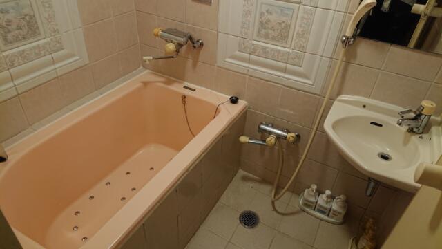 hotel SKY ROAD(豊島区/ラブホテル)の写真『421号室 浴室と洗面台』by 舐めたろう