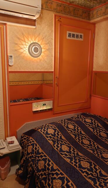 スタークレセント(立川市/ラブホテル)の写真『スタークレセントの401号室のベッドの枕元。』by マックさん