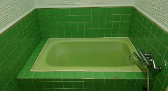 スタークレセント(立川市/ラブホテル)の写真『スタークレセントの401号室の浴室。床がタイル張りで冷たいのとバスタブも昭和感あります！昔のラブホの雰囲気が一番あるのがこのお風呂!』by マックさん