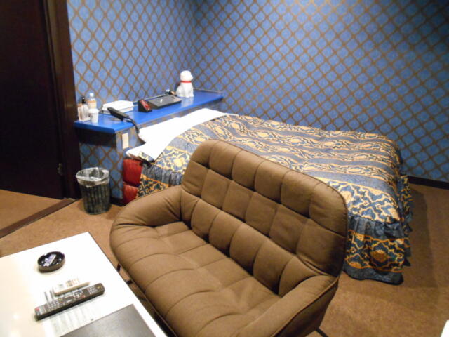 ホテル ゲルマニア(嬉野市/ラブホテル)の写真『108号室、部屋の内部、ベッドとソファ』by 猫饅頭