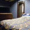 ホテル ゲルマニア(嬉野市/ラブホテル)の写真『108号室、ベッド側から見る。ベッド、ソファ、大型テレビ。』by 猫饅頭