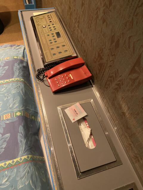 ドルフィン(新宿区/ラブホテル)の写真『405号室(ベッド傍スイッチ、電話など)』by こねほ
