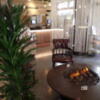 バリアンリゾート新宿グランピング店(新宿区/ラブホテル)の写真『待合スペース テーブル上には焚き火風のオブジェ』by ホテルレポったー