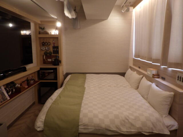 バリアンリゾート新宿グランピング店(新宿区/ラブホテル)の写真『1001号室（ピングロイヤルビュー）ベッド』by ホテルレポったー