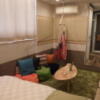 バリアンリゾート新宿グランピング店(新宿区/ラブホテル)の写真『1001号室（ピングロイヤルビュー）クッションとハンモック』by ホテルレポったー