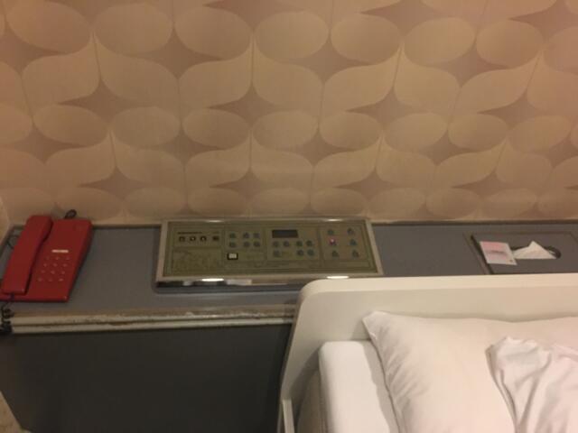 ドルフィン(新宿区/ラブホテル)の写真『301号室　ベッドサイド』by ちげ