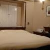 Be-ZONE(立川市/ラブホテル)の写真『Be-Zoneの202号室。ベッドと周辺の写真です。部屋はスペースも広めでゆったりしています。』by マックさん