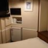 Be-ZONE(立川市/ラブホテル)の写真『Be-Zoneの202号室。ベッドと周辺の写真です。部屋はスペースも広めでゆったりしていて、テーブル側から見た写真です。壁面にテレビがついています。』by マックさん