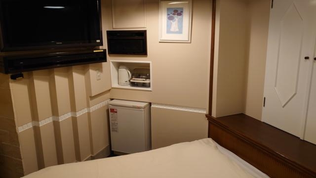 Be-ZONE(立川市/ラブホテル)の写真『Be-Zoneの202号室。ベッドと周辺の写真です。部屋はスペースも広めでゆったりしていて、テーブル側から見た写真です。壁面にテレビがついています。』by マックさん