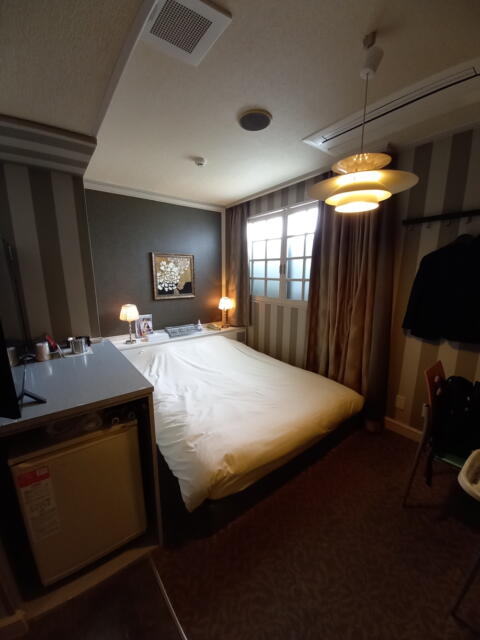 シャトン(新宿区/ラブホテル)の写真『304号室 室内全景。カーテンを開けて見ました。』by angler
