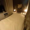 シャトン(新宿区/ラブホテル)の写真『304号室 ベット足元側から。両サイドにスペースがあまりない。』by angler