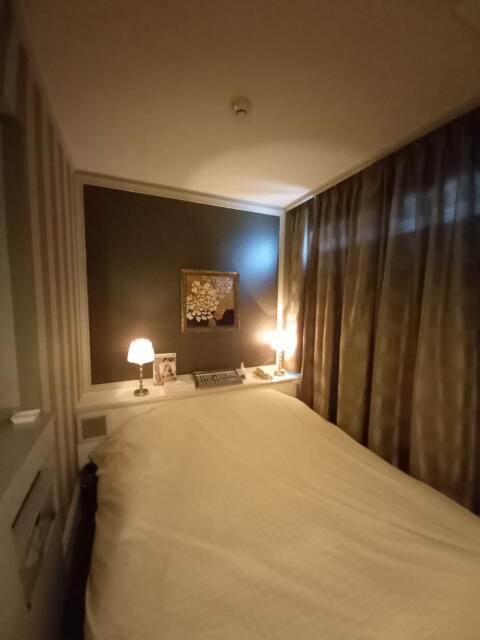 シャトン(新宿区/ラブホテル)の写真『304号室 ベッド 照明がとても暗い。』by angler