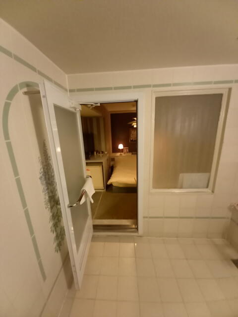 シャトン(新宿区/ラブホテル)の写真『304号室 浴室から見た室内』by angler