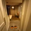 シャトン(新宿区/ラブホテル)の写真『304号室 くつぬぎからの室内。暗い。』by angler