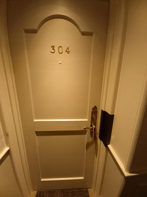 シャトン(新宿区/ラブホテル)の写真『304号室 ドア』by angler