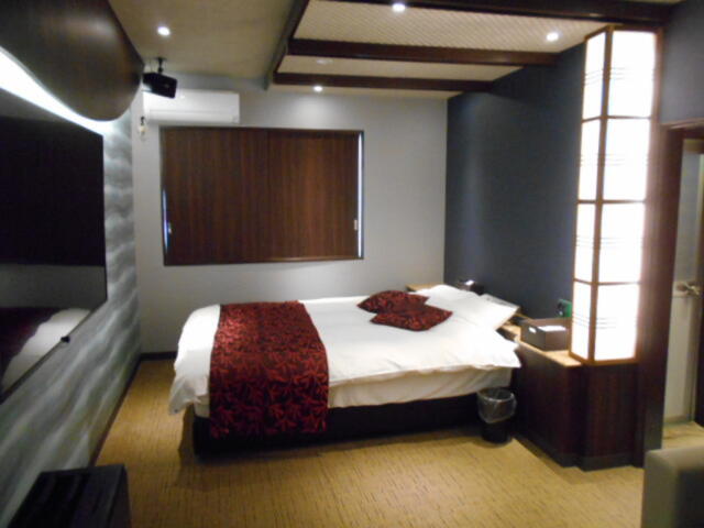 HOTEL M.（エムドット）(嬉野市/ラブホテル)の写真『M.206号室内部、ベッド』by 猫饅頭