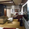 HOTEL M.（エムドット）(嬉野市/ラブホテル)の写真『M.206号室、ベッド方向から見る。ソファ、右に大型TV、奥が入口とお風呂』by 猫饅頭