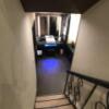 HOTEL REGINA(レジーナ)(静岡市駿河区/ラブホテル)の写真『209号室　階段踊り場から下階の洗面所』by ま〜も〜る〜
