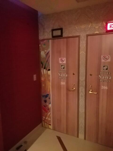 サナ・リゾート(葛飾区/ラブホテル)の写真『205号室、部屋の入口です。(22,4)』by キジ
