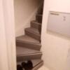 555motel湘南(藤沢市/ラブホテル)の写真『101号室利用、玄関からの階段です。(22,3)』by キジ