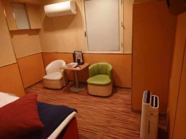 ホテルSAVOY(台東区/ラブホテル)の写真『502号室椅子』by そこそこの人生