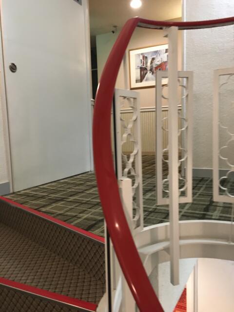 ホテル MARE（マーレ）(品川区/ラブホテル)の写真『螺旋階段(1階〜2階)　2階に出たところ』by ちげ