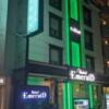 HOTEL EMERALD（エメラルド）(品川区/ラブホテル)の写真『夜の外観』by 爽やかエロリーマン