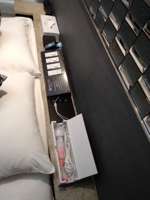 HOTEL ALL-INN G（オールインジー）(豊島区/ラブホテル)の写真『403号室 枕元に照明のスイッチ類とブルブル震えるアレ』by なめろう