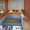 HOTEL M.（エムドット）(嬉野市/ラブホテル)の写真『M.102号室、入口からベッドを見る。手前にソファ、机でシンプルな構成。』by 猫饅頭