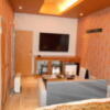 HOTEL M.（エムドット）(嬉野市/ラブホテル)の写真『M.102号室、入口方向を見る。中央に大型TV、その下に備品（冷蔵庫等）』by 猫饅頭