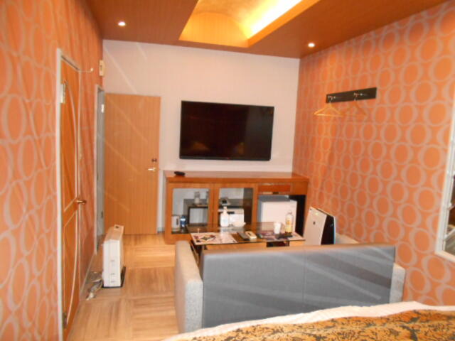 HOTEL M.（エムドット）(嬉野市/ラブホテル)の写真『M.102号室、入口方向を見る。中央に大型TV、その下に備品（冷蔵庫等）』by 猫饅頭