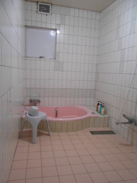 HOTEL M.（エムドット）(嬉野市/ラブホテル)の写真『M.102号室、浴室。狭いが二人には十分。また、お湯は温泉水。ちょっとヌルヌルでキモチ良い。』by 猫饅頭