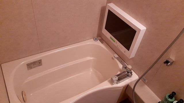 ホテルAVYSS(アビス)(新宿区/ラブホテル)の写真『403号室浴室。やや狭いが、TVやジェットあり』by 春風拳