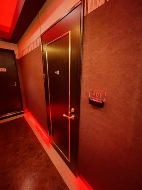 ホテル Ｘ(豊島区/ラブホテル)の写真『401号室の出入口』by miffy.GTI
