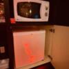 ホテル Ｘ(豊島区/ラブホテル)の写真『401号室の電子レンジ及び持込用冷蔵庫』by miffy.GTI