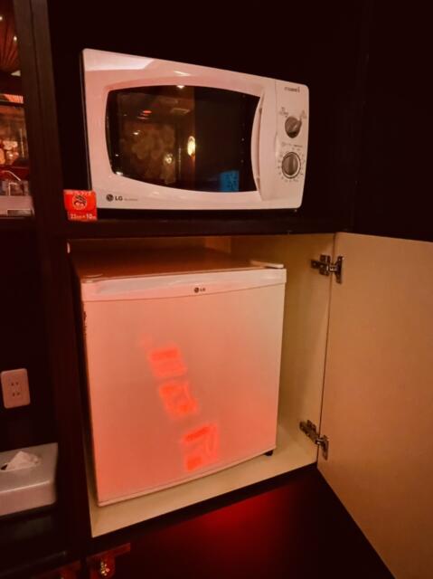 ホテル Ｘ(豊島区/ラブホテル)の写真『401号室の電子レンジ及び持込用冷蔵庫』by miffy.GTI