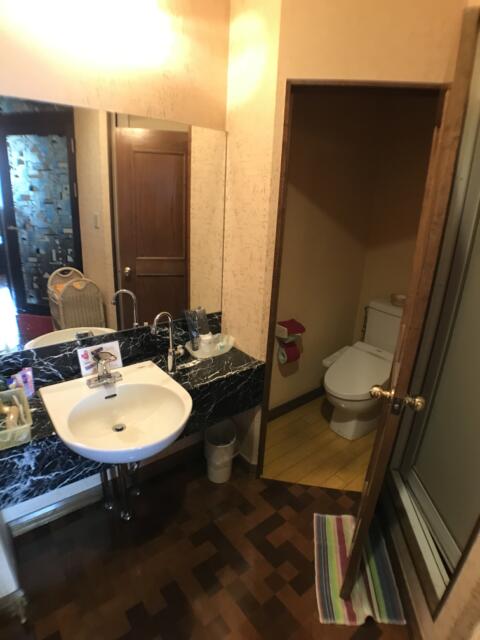 ア・プレスト(浜松市/ラブホテル)の写真『32号室　トイレ&amp;洗面所(下階)』by ま〜も〜る〜