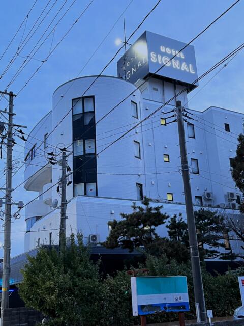 HOTEL SIGNAL(秋田市/ラブホテル)の写真『夜の外観』by INA69