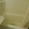 HOTELプレジール立川(立川市/ラブホテル)の写真『403号室、浴槽とシャワー』by もんが～