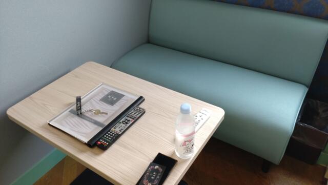 HOTEL R&N（レストアンドネスト）(蕨市/ラブホテル)の写真『401号室　テーブル』by でこた