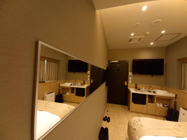 ホテル 小山 (KOYAMA）(新宿区/ラブホテル)の写真『101号室の浴室側からの室内』by angler