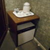 キャメルイン ウエスト(立川市/ラブホテル)の写真『227号室、お茶セットと販売用冷蔵庫（持込用スペースはありませんでした）』by もんが～