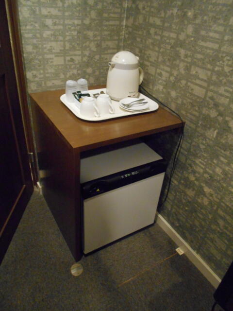 キャメルイン ウエスト(立川市/ラブホテル)の写真『227号室、お茶セットと販売用冷蔵庫（持込用スペースはありませんでした）』by もんが～