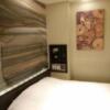 The calm hotel tokyo GOTANDA(品川区/ラブホテル)の写真『304号室（入口横から部屋奥方向）』by 格付屋