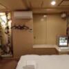 ホテル Be・zen(ビ・ゼン)(大阪市/ラブホテル)の写真『405号室。部屋手前から奥を撮影。右奥に販売ボックス』by 航平